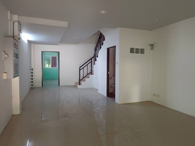 ขายด่วน /เข่า ตึกอาคารพาณิชย์  3 ชั้น ใกล้ รร.พรหมานุสรณ์  เนื้อที่  21 ตร.วา  ถนนบันไดอิฐ ต.คลองกระแชง  อ.เมือง  จ.เพชรบุรี   ZW309