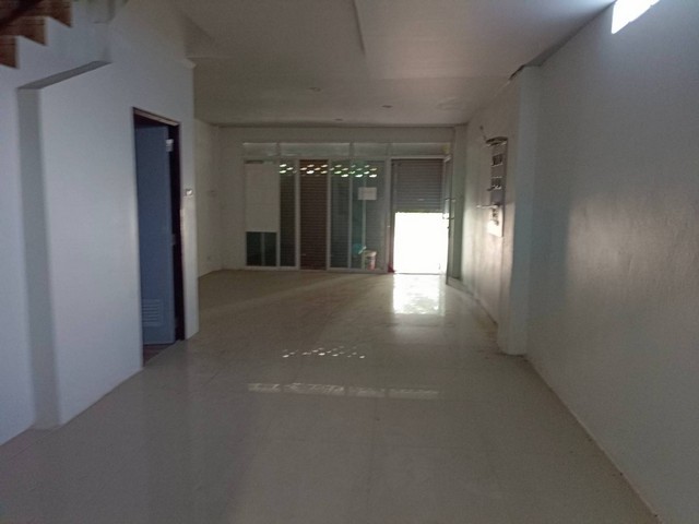 ขายด่วน /เข่า ตึกอาคารพาณิชย์  3 ชั้น ใกล้ รร.พรหมานุสรณ์  เนื้อที่  21 ตร.วา  ถนนบันไดอิฐ ต.คลองกระแชง  อ.เมือง  จ.เพชรบุรี   ZW309