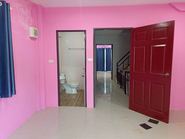 ขายด่วน /เข่า ตึกอาคารพาณิชย์  3 ชั้น ใกล้ รร.พรหมานุสรณ์  เนื้อที่  21 ตร.วา  ถนนบันไดอิฐ ต.คลองกระแชง  อ.เมือง  จ.เพชรบุรี   ZW309