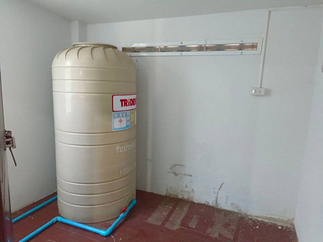 ขายด่วน /เข่า ตึกอาคารพาณิชย์  3 ชั้น ใกล้ รร.พรหมานุสรณ์  เนื้อที่  21 ตร.วา  ถนนบันไดอิฐ ต.คลองกระแชง  อ.เมือง  จ.เพชรบุรี   ZW309