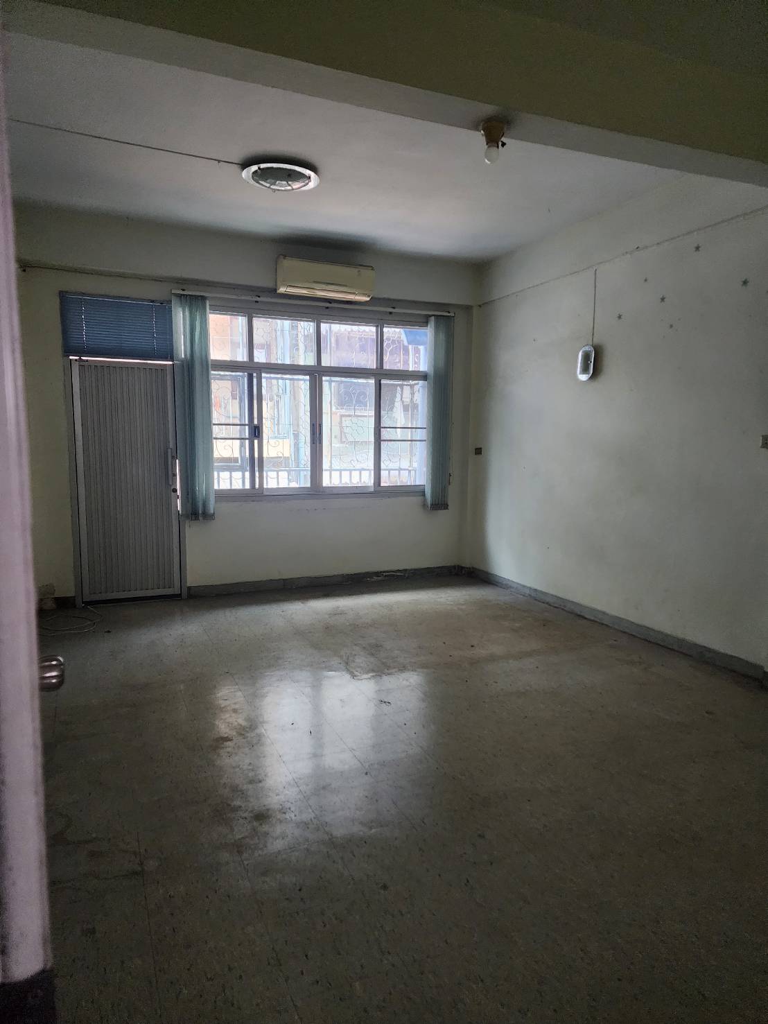 อาคารพาณิชย์ฯ - 1 นอน 2 Bathroom 4500000 thb   สวย ใกล้สาธร