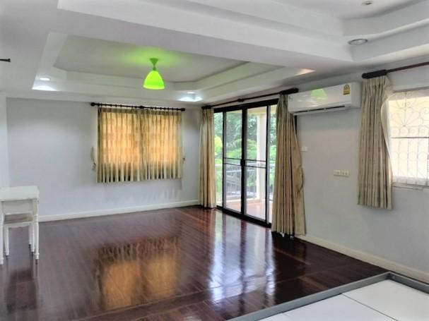 ให้เช่าบ้านเดี่ยว 2 ชั้น หมู่บ้านเมืองทอง 2/3 พัฒนาการ 53  ใกล้ รร.เตรียมอุดมศึกษาพัฒนาการ  พื้นที่ใช้สอย 220 ตรม. 4 ห้องนอน 4 ห้องน้ำ