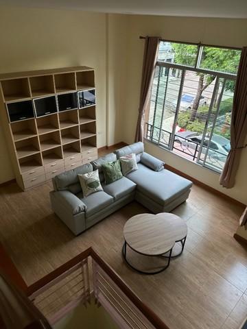ให้เช่าทาวน์โฮม3 ชั้น บ้านกลางเมืองบริติชทาวน์ ศรีนครินทร์ 3 ชั้น 3ห้องนอน 3 ห้องน้ำรีโนเวทใหม่  เฟอร์นิเจอร์ และเครื่องปรับอากาศพร้อมอยู่ 