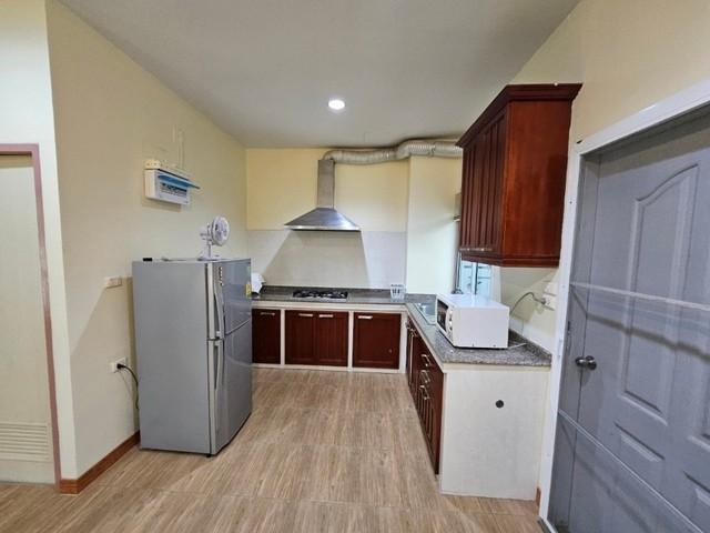 ให้เช่าทาวน์โฮม3 ชั้น บ้านกลางเมืองบริติชทาวน์ ศรีนครินทร์ 3 ชั้น 3ห้องนอน 3 ห้องน้ำรีโนเวทใหม่  เฟอร์นิเจอร์ และเครื่องปรับอากาศพร้อมอยู่ 
