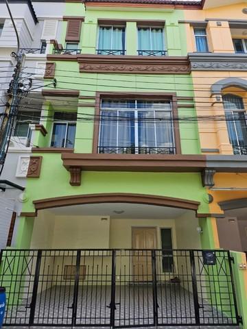 ให้เช่าทาวน์โฮม3 ชั้น บ้านกลางเมืองบริติชทาวน์ ศรีนครินทร์ 3 ชั้น 3ห้องนอน 3 ห้องน้ำรีโนเวทใหม่  เฟอร์นิเจอร์ และเครื่องปรับอากาศพร้อมอยู่ 