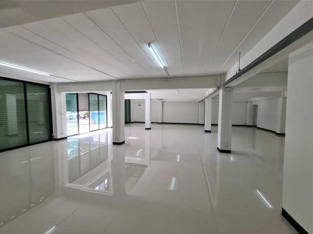 ขาย/เช่า อาคารพาณิชย์ 3 ชั้น 4 คูหา ถ.กรุงเทพ-นนทบุรี ใกล้รถไฟฟ้าแยกติวานนท์