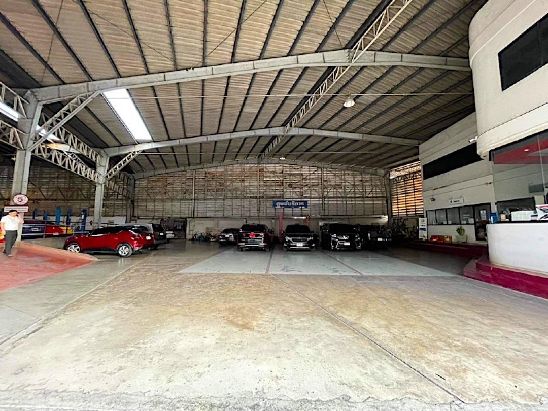 ให้เช่าโชว์รูมรถอาคารสำนักงาน พื้นที่รวมทั้งสิ้น 2.5 ไร่  ถนนวิภาวดีรังสิต 70 สามารถเปลี่ยนแปลงสิ่งปลูกสร้างได้ตามต้องการ 