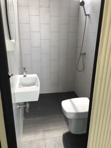 ให้เช่าโกดัง พื้นที่ใช้ส่อย 128 ตารางเมตร ที่จอดรถ 3 คัน  ซอยลาดพร้าว 35  จันทรเกษม เขตจตุจักร กรุงเทพมหานคร