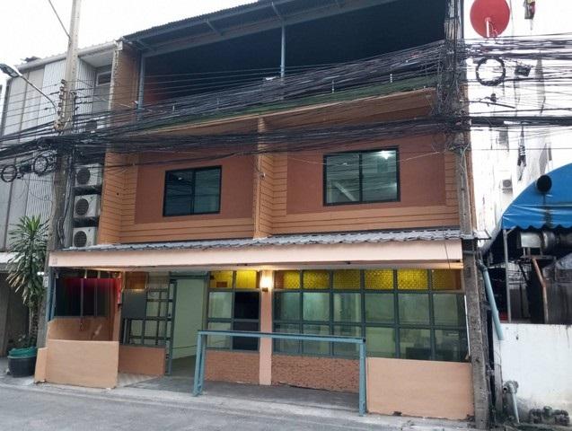 ให้เช่าอาคารพาณิชย์ 3 ชั้น 2 คูหา เนื้อที่ 30 ตารางวา 4 ห้องน้ำ  ปากซอยรัชดา7 ใกล้เดอะ สตรีท รัชดา ใกล้ MRT ศูนย์วัฒนธรรม
