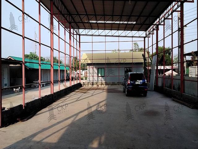 ขายราคาพิเศษ ที่ดินพร้อมสิ่งปลูกสร้าง ขนาด 1 ไร่ 137 ตร.วา. มีโกดัง,ออฟฟิศ,ห้องแถว 10 ห้อง