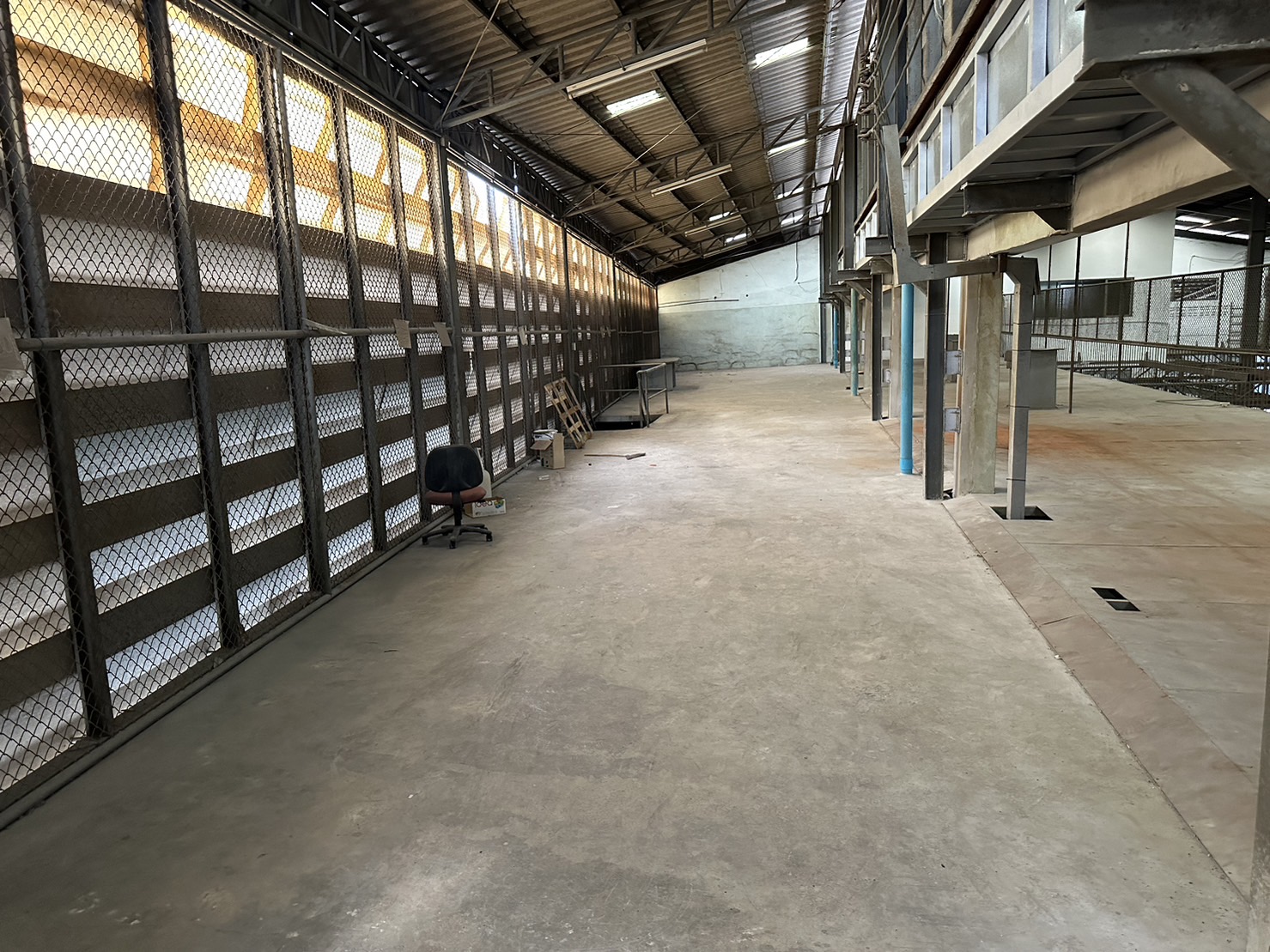 BST554 ให้เช่าโกดังย่านพระราม2 บางกระดี่ แสมดำ บางขุนเทียนพื้นที่ใช้สอยรวม 3,520 ตร.ม. รถคอนเทนเนอร์เข้าได้ติดถนนใหญ่