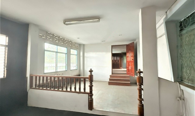 ขายบ้านครึ่งตึกครึ่งไม้     อำเภอกันทรลักษ์  ศรีสะเกษ (PKK02-08945)