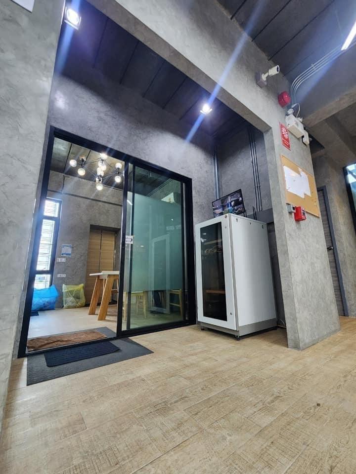 ขายอาคารสำนักงานรวมที่พักอาศัย 4 ชั้น พื้นที่ใช้สอย 995 ตารางเมตร  ถนนสุขาภิบาล 5 จอดรถกว่า 20 คัน พร้อมลิฟท์ ใกล้ทางด่วน 600 เมตร