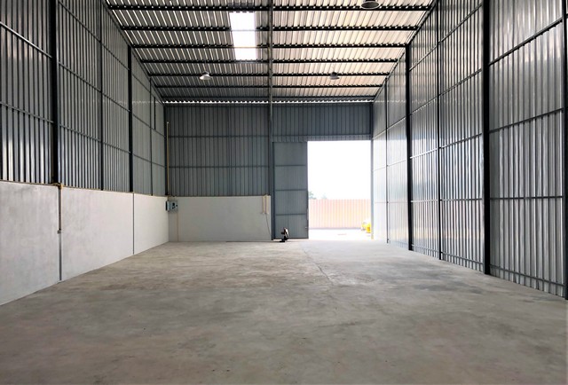 โกดังใหม่ ให้เช่า 190 ตรม. เสาธงหิน  ตั้งอยู่หลังหมู่บ้านพฤกษา39 ต.เสาธงหิน อ.บางใหญ่ จ.นนทบุรี  ไฟฟ้า 3 เฟส