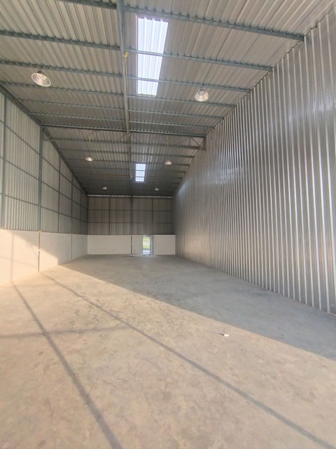 โกดังใหม่ ให้เช่า 190 ตรม. เสาธงหิน  ตั้งอยู่หลังหมู่บ้านพฤกษา39 ต.เสาธงหิน อ.บางใหญ่ จ.นนทบุรี  ไฟฟ้า 3 เฟส