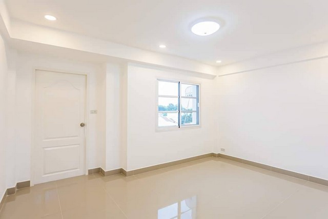 ขายทาวน์โฮม 4 ชั้น บ้านสวย ทำเลลาดพร้าว80แยก20 รีโนเวทใหม่ทั้งหลัง