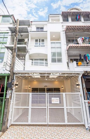 ขายทาวน์โฮม 4 ชั้น บ้านสวย ทำเลลาดพร้าว80แยก20 รีโนเวทใหม่ทั้งหลัง