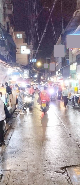 ผู้คนหนาแน่น ตึกแถวให้เช่า ชั้น 1 ทำเลดี เพชรบุรี1-15 แอร์พอร์ตลิงค์ พญาไท 18ตรว. 50ตรม. 