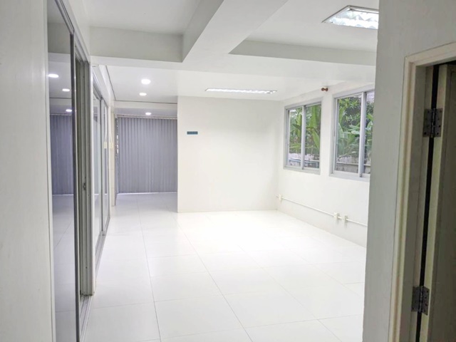 สำนักงาน บ้านพร้อม โกดัง2ชั้น 540ตรม.รามคำแหง110-112 ใหญ่มาก 210ตรว. 9นอน 3น้ำ 5จอดรถ 4แอร์ MRT สัมมากร 