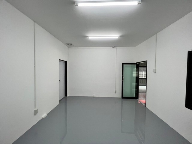 โกดังให้เช่า โรงงานให้เช่า คลังสินค้าให้เช่า พื้น epoxy โชคชัยสี่ วังหิน ลาดพร้าว