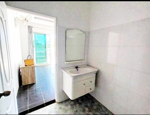 ร้าน&สวนอยู่เจริญ 7นอน ขายรีสอร์ทตามสภาพ 6 ไร่ แบ่งเป็นพื้นที่รีสอร์ท 2 ไร่ 3,100ตรม 7น้ำ จอดรถได้หลายคัน 4แอร์