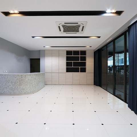 ขายโฮมออฟฟิศ 4 ชั้น โครงการดิสทริค เอกมัย-รามอินทรา (DISTRICT EKKAMAI-RAMINTRA) ตกแต่งเฟอร์นิเจอร์ และระบบภายในพร้อมใช้งาน ใกล้เลียบด่วน 