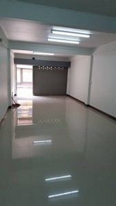 เช่า ตึกแถว 17ตรว 3ชั้น และ ดาดฟ้า 2 ห้องนอน 2 ห้องน้ำ ริมถนนโชคชัย4 อยู่ระหว่างซ. 10 และ 12 