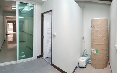 เช่า ตึกแถว 17ตรว 3ชั้น และ ดาดฟ้า 2 ห้องนอน 2 ห้องน้ำ ริมถนนโชคชัย4 อยู่ระหว่างซ. 10 และ 12 