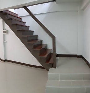 เช่า ตึกแถว 17ตรว 3ชั้น และ ดาดฟ้า 2 ห้องนอน 2 ห้องน้ำ ริมถนนโชคชัย4 อยู่ระหว่างซ. 10 และ 12 