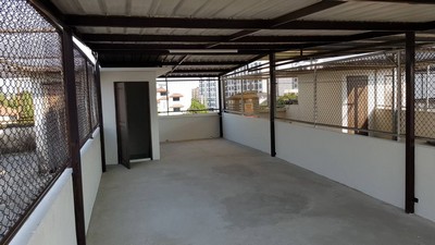 เช่า ตึกแถว 17ตรว 3ชั้น และ ดาดฟ้า 2 ห้องนอน 2 ห้องน้ำ ริมถนนโชคชัย4 อยู่ระหว่างซ. 10 และ 12 