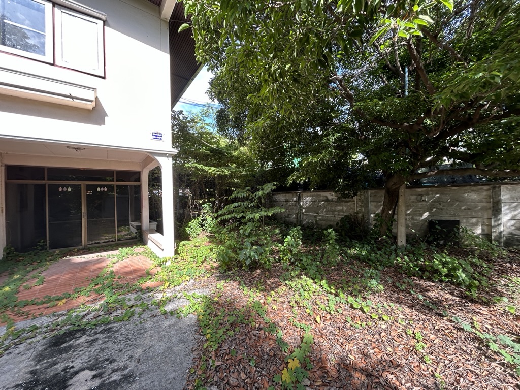 บ้านพร้อมที่ดิน 117 ตรว. ทำเลดี อยู่ในเมือง ห่างจากถนนใหญ่เพียง 50 เมตร (ถนนจันทน์)