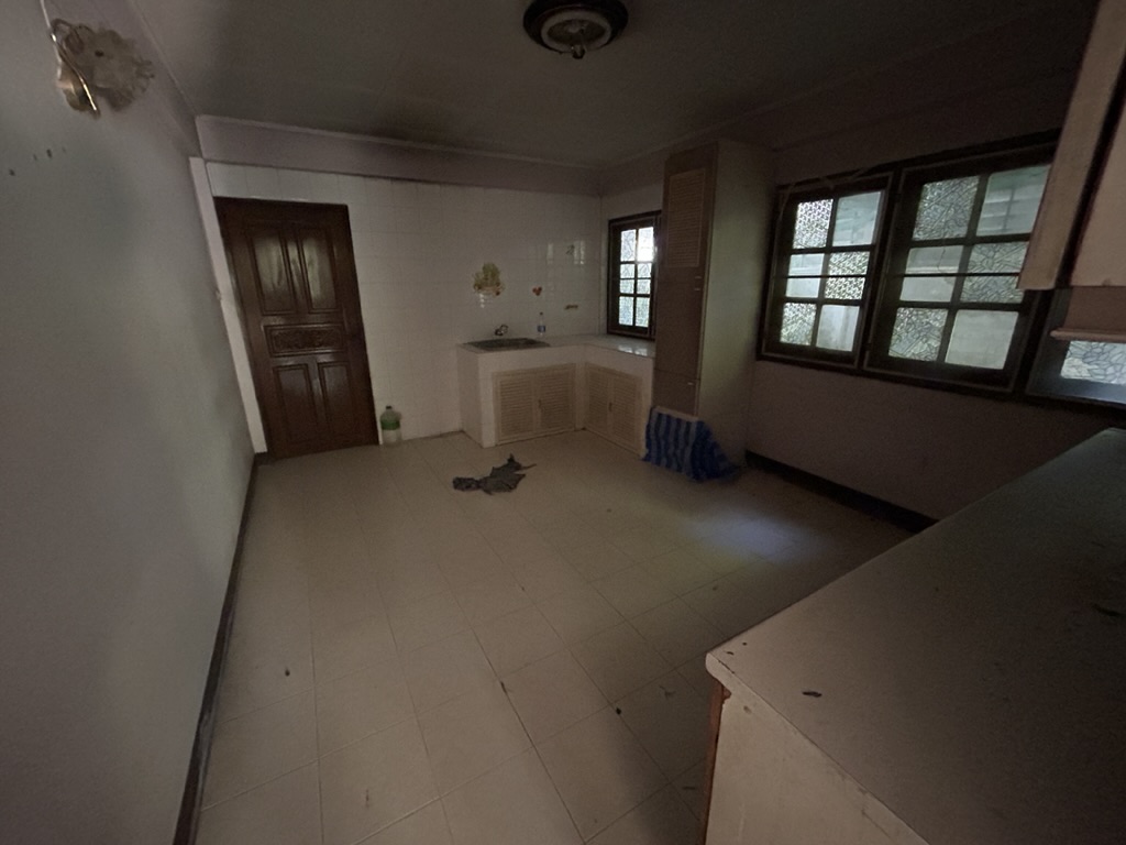 บ้านพร้อมที่ดิน 117 ตรว. ทำเลดี อยู่ในเมือง ห่างจากถนนใหญ่เพียง 50 เมตร (ถนนจันทน์)