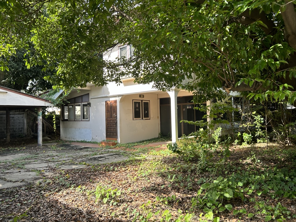 บ้านพร้อมที่ดิน 117 ตรว. ทำเลดี อยู่ในเมือง ห่างจากถนนใหญ่เพียง 50 เมตร (ถนนจันทน์)