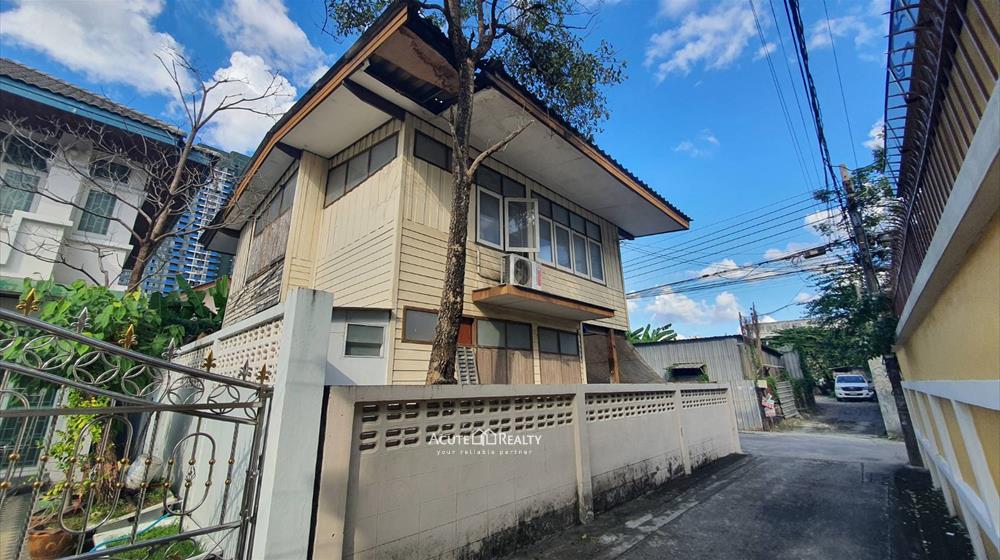 ขายที่ดินพร้อมบ้านลาดพร้าวซอย 1 แยก 4-5 ห่างถนนลาดพร้าวเพียง 600 ม.