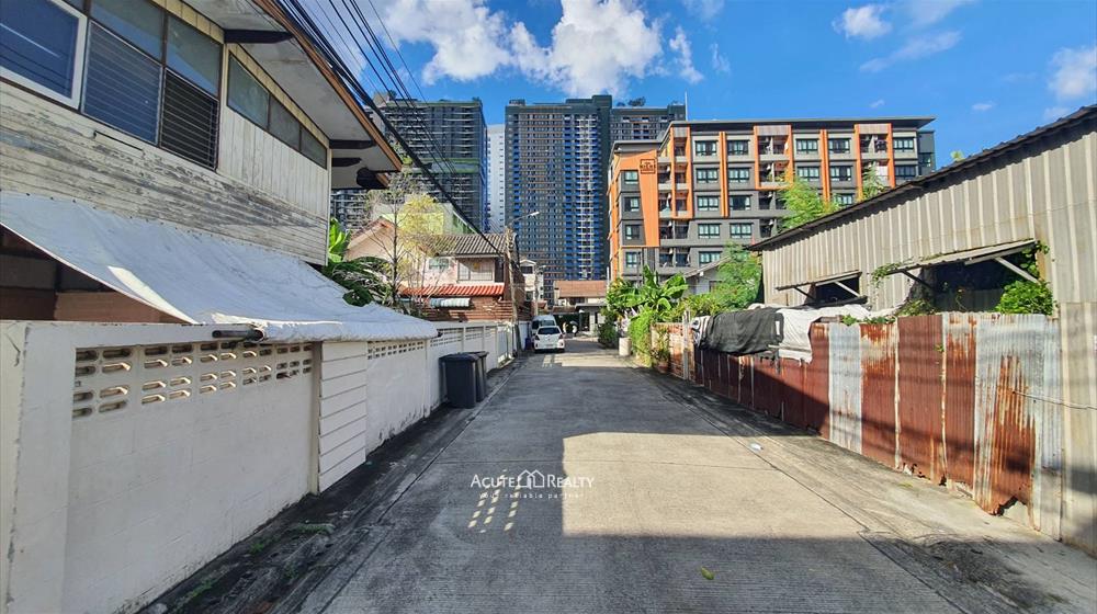 ขายที่ดินพร้อมบ้านลาดพร้าวซอย 1 แยก 4-5 ห่างถนนลาดพร้าวเพียง 600 ม.