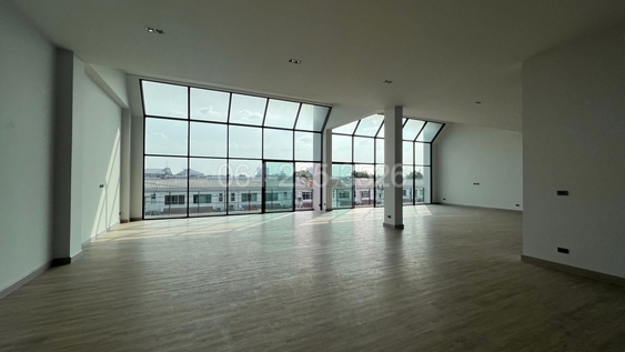 ขายสำนักงาน 4 ชั้น ขนาด 83 ตร.วา ไม่ผ่านการใช้งาน ขายแบบขาดทุน ทำเลกรุงเทพกรีฑาตัดใหม่ เข้าออกได้ 2 ทาง