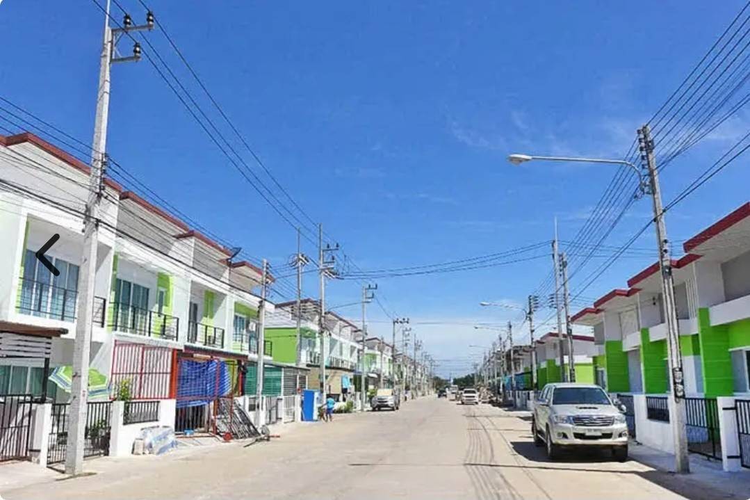 ทาวน์เฮาส์ เดอะ มันนี่ พันธุวงษ์ ทำเลดี อยู่ถนนเส้นเมนของโครงการ