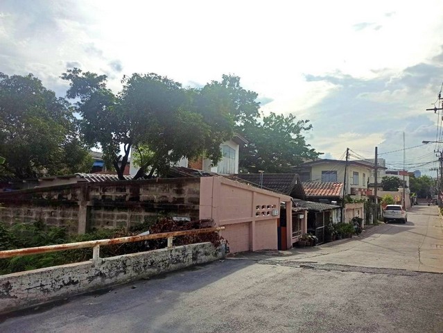 ขายที่ดิน 72.7 ตรว แปลงมุม พร้อมบ้านเดี่ยว 2 ชั้น และ 6 ห้องเช่า ย่านสุทธิสาร ซอยอินทามระ 41 ใกล้ MRT สุทธิสาร 