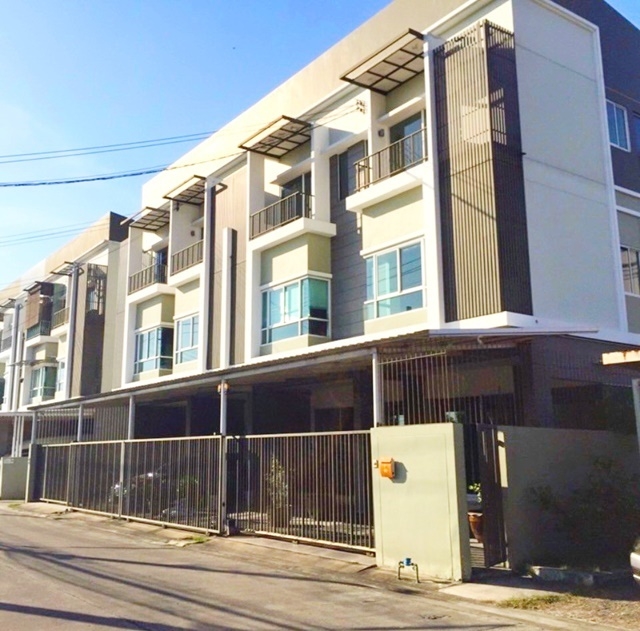 เตรียมอุดมน้อมเกล้า Buildin MRT สัมมากร ให้เช่า ทาวน์โฮม3ชั้น มอเตอร์เวย์ นานาชาติฮีทฟิลด์ 28ตรว. 170ตรม. 