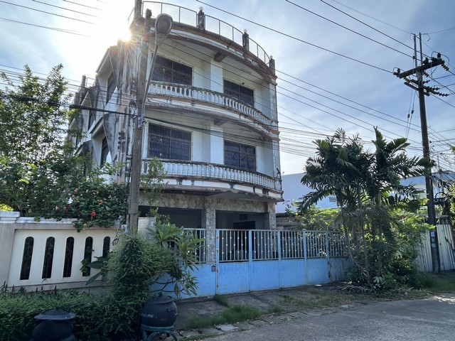 ขายด่วน อาคารพานิชย์ 2 คูหา 3 ชั้นครึ่ง ตำบลแจระแม อำเภอเมืองอุบลราชธานี จังหวัดอุบลราชธานี