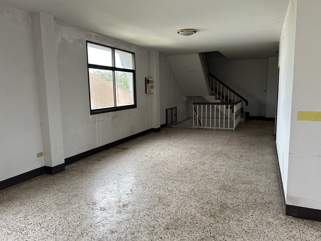 ขายด่วน อาคารพานิชย์ 2 คูหา 3 ชั้นครึ่ง ตำบลแจระแม อำเภอเมืองอุบลราชธานี จังหวัดอุบลราชธานี