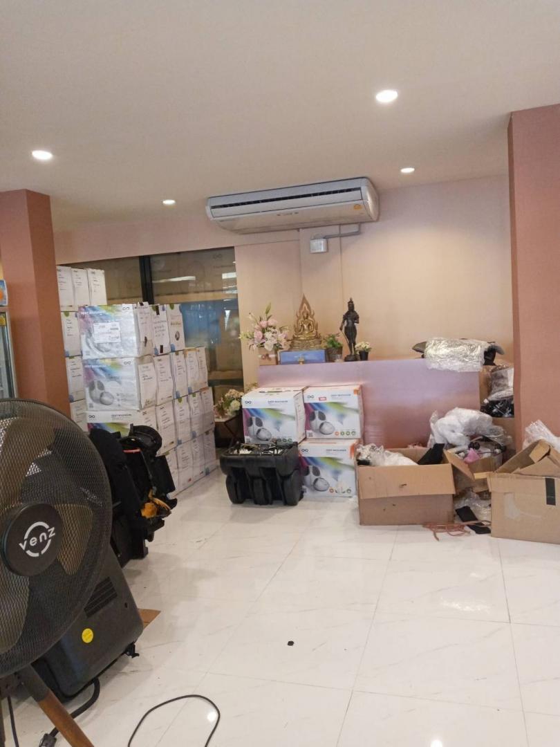 ให้เช่าพื้นที่โชว์รูมชั้น1 พื้นที่ใช้สอย 464 ตารางเมตร ติดริมถนนศรีนครินทร์ ใกล้ๆแยกลำสาลี
