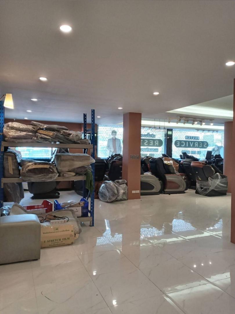 ให้เช่าพื้นที่โชว์รูมชั้น1 พื้นที่ใช้สอย 464 ตารางเมตร ติดริมถนนศรีนครินทร์ ใกล้ๆแยกลำสาลี