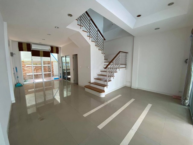 ให้เช่าทาวโฮม  ซอยศรีนครินทร์24 3ห้องนอน   ม.บ้านกลางเมือง เดอะรอยัล โมนาโค ศรีนครินทร์-พัฒนาการ
