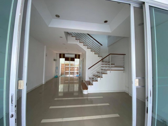 ให้เช่าทาวโฮม  ซอยศรีนครินทร์24 3ห้องนอน   ม.บ้านกลางเมือง เดอะรอยัล โมนาโค ศรีนครินทร์-พัฒนาการ