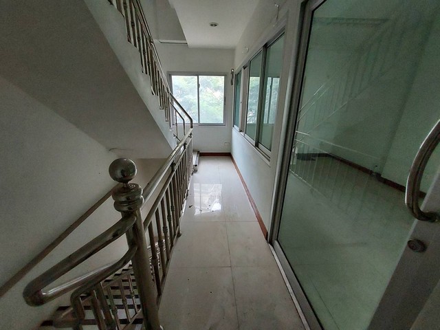 อาคารพาณิชย์ 1คูหา 4ชั้นครึ่ง ที่ทำเลทอง ข้างบขส. จ.อุดรธานี  ZE582