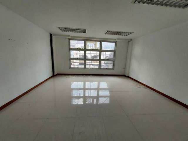 อาคารพาณิชย์ 1คูหา 4ชั้นครึ่ง ที่ทำเลทอง ข้างบขส. จ.อุดรธานี  ZE582