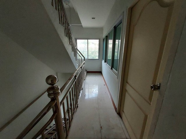 อาคารพาณิชย์ 1คูหา 4ชั้นครึ่ง ที่ทำเลทอง ข้างบขส. จ.อุดรธานี  ZE582