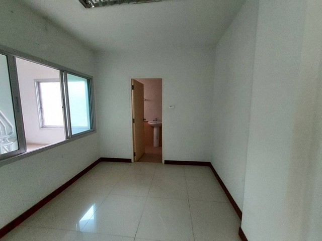 อาคารพาณิชย์ 1คูหา 4ชั้นครึ่ง ที่ทำเลทอง ข้างบขส. จ.อุดรธานี  ZE582