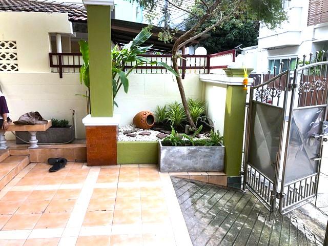 EPL-BR0027 ให้เช่าทาวส์โฮม 3 ชั้น ซอยวิภาวดี 28 ย่านวิภาวดี ใกล้ BTS 5แยกลาดพร้าว ใกล้เซ็นทรัลลาดพร้าว  พื้นที่ 250 ตารางเมตร 4 ห้องนอน